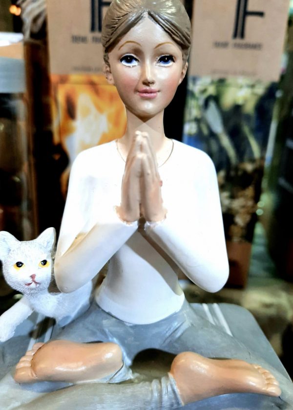 donna in meditazione / donna che prega